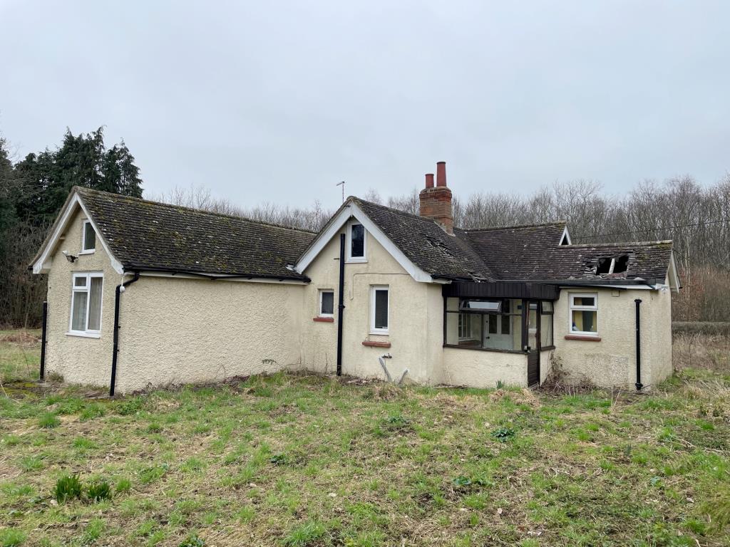 Lot: 12 - DETACHED BUNGALOW FOR IMPROVEMENT AND REPAIR POTENTIAL FOR REPLACEMENT DWELLING - rear of property